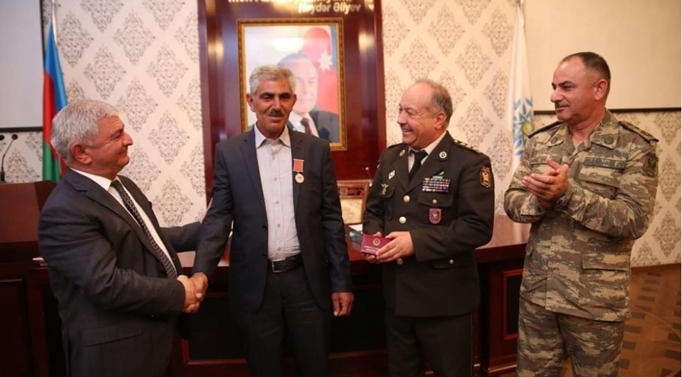 muharibe-veteranina-herbi-xidmetlere-gore-medali-teqdim-olunub-