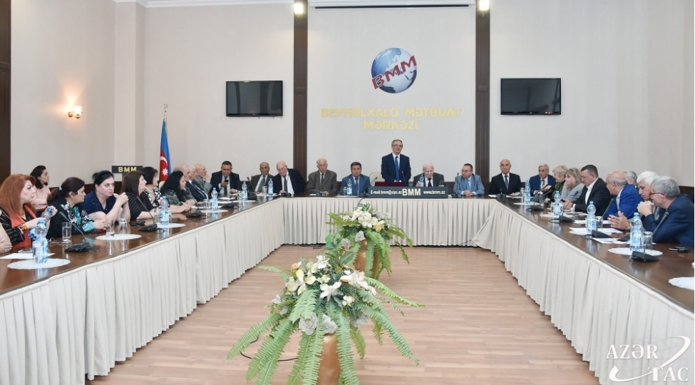 taninmish-jurnalistlerin-yubileyleri-qeyd-olunub