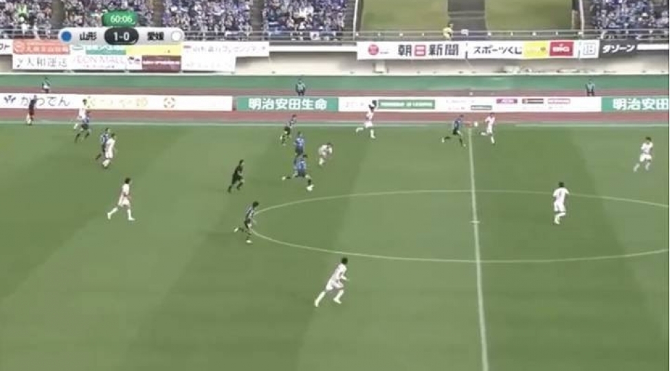 yaponiya-chempionatinda-iki-deqiqe-erzinde-meydanin-merkezinden-2-qol-vurulub-video