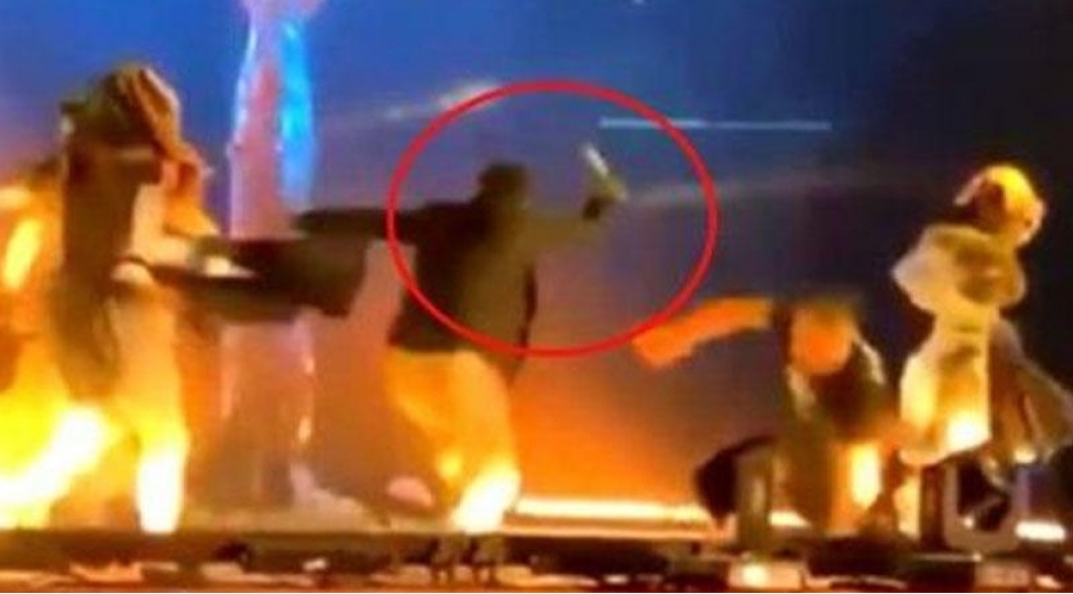 aktyorlar-tamasha-vaxti-sehnede-bichaqlandilar-anbaan-video