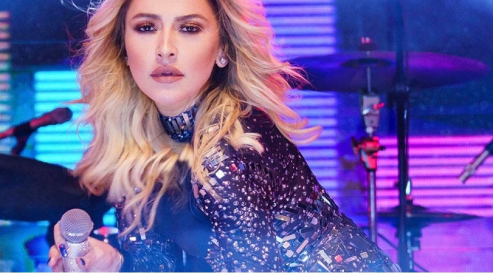 hadise-ekstra-mini-libasiyla-gundemde