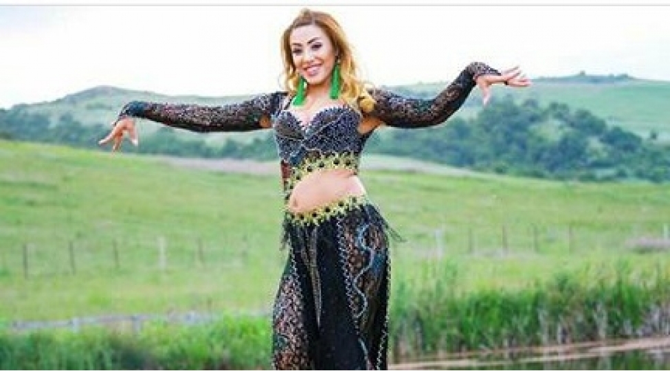 reqqase-aygun-toyda-sinesini-achib-stolun-ustune-chixdi-video