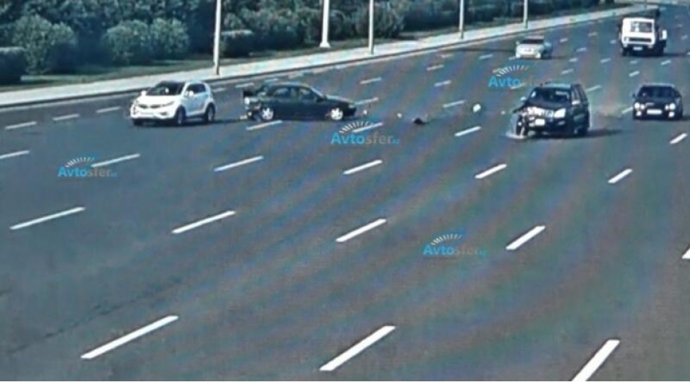 aeroport-yolunda-qorxunc-qeza-prado-opeli-bele-vurdu-anbaan-video