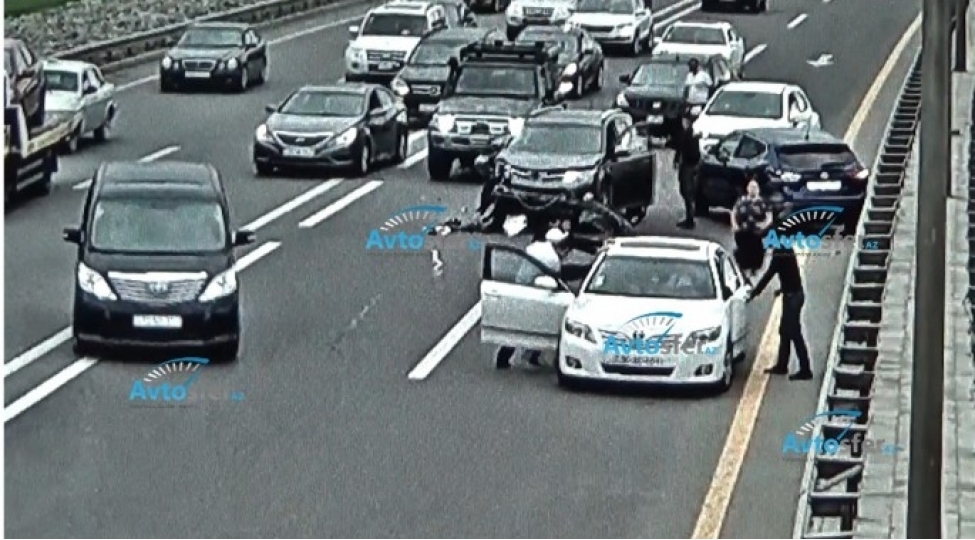 bakida-4-avtomobil-toqqushdu-suruculer-arasinda-dava-dushdu-video