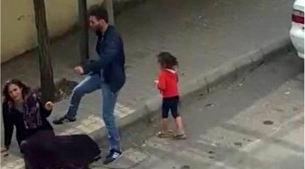 qadini-kuchenin-ortasinda-vehshicesine-doydu-video