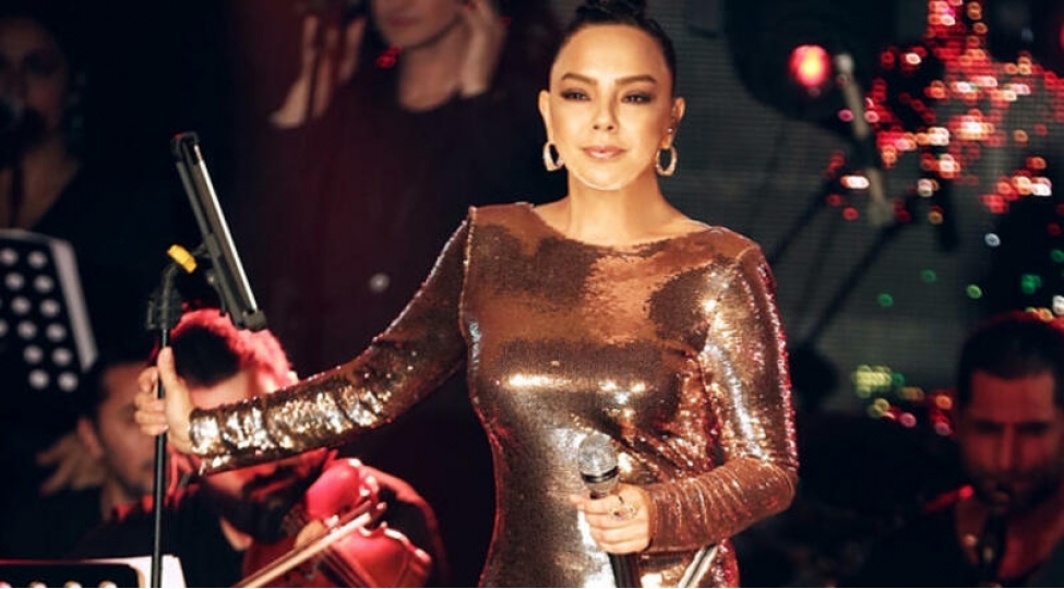 ebru-gundesh-libaslarini-satisha-chixardi-foto
