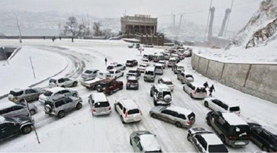 qar-bir-yolda-20-ye-yaxin-qezaya-sebeb-oldu-video