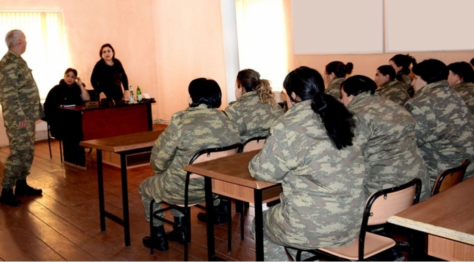 qadin-herbi-qulluqchularla-gorush-kechirilib