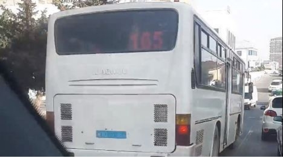 bakida-eks-yola-chixan-avtobus-qezadan-son-anda-qurtuldu-video