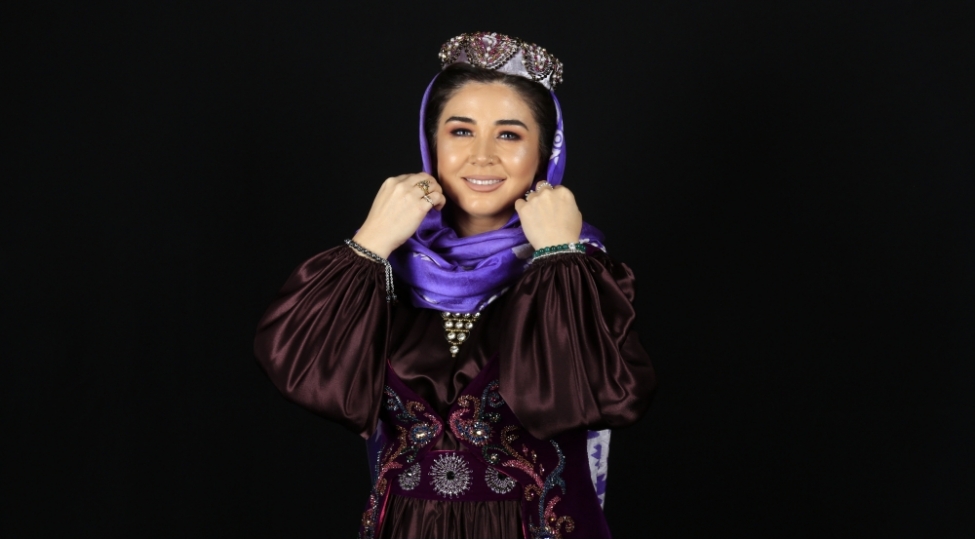 elnare-qarabag-atlarina-mahni-hesr-etdi-foto