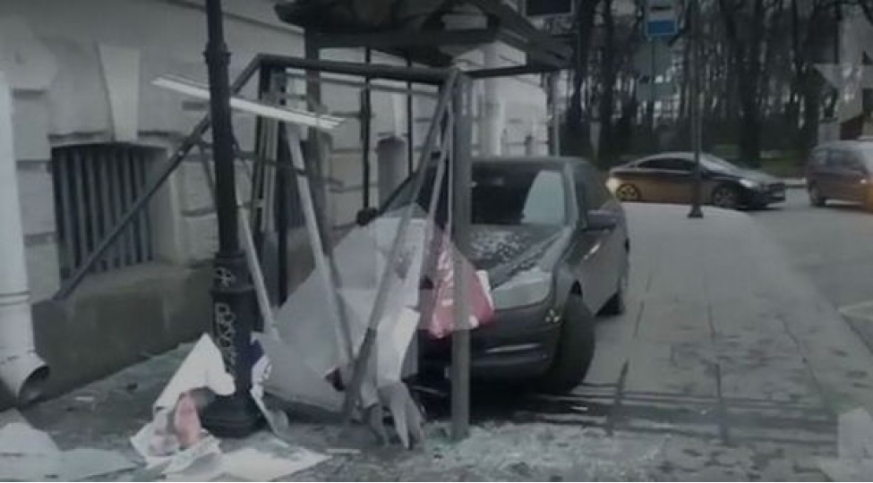 avtomobil-dayanacaga-girdi-yaralilar-var-video