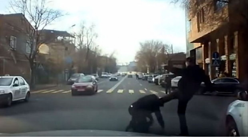 ermeni-vandalizmi-qeza-toreden-kishi-yashli-taksi-surucusunu-doydu-video