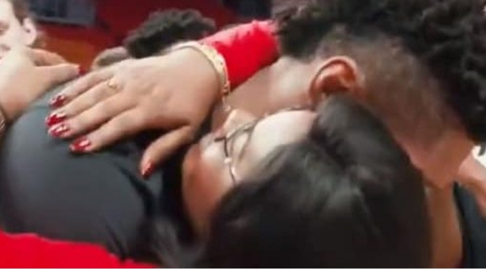 3-ildir-anasini-gormeyen-oyunchuya-klubundan-unudulmaz-surpriz-video