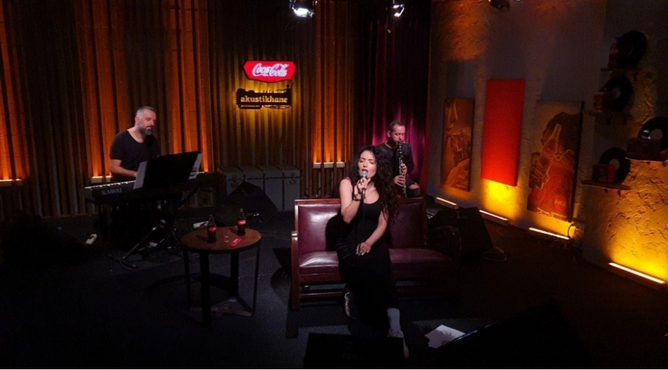 dilare-kazimova-akustikhane-ye-devet-aldi-video-foto