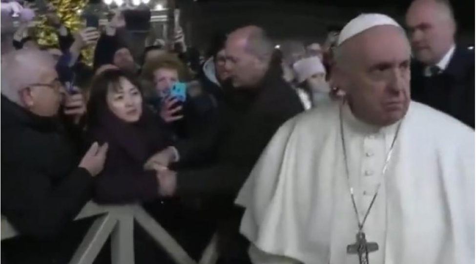 roma-papasi-yeni-il-shenliyinde-qadinin-eline-zerbe-endirib-video