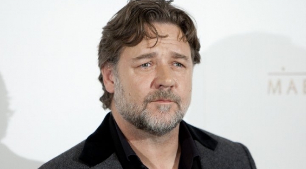 rassel-krou-qizil-qlobus-mukafatini-almaga-gelmeyib