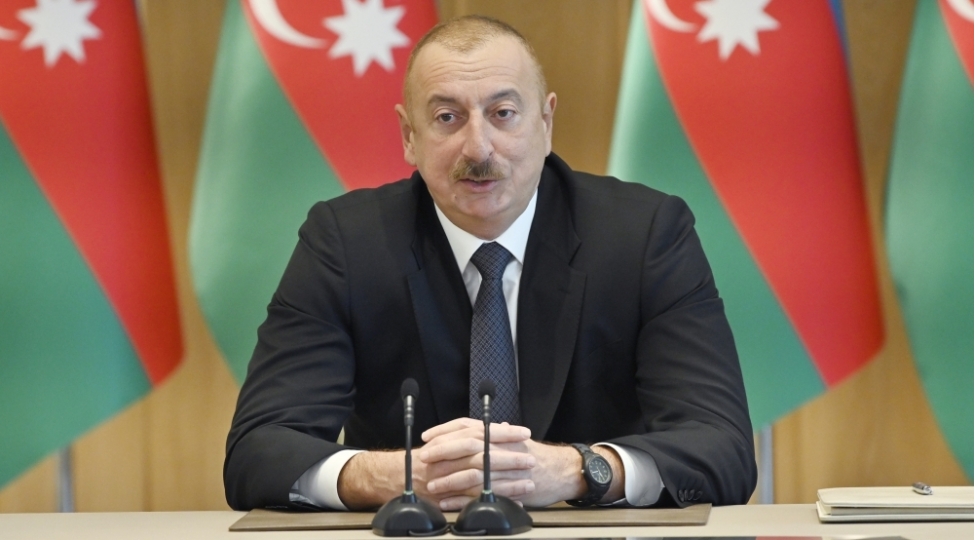 prezident-incesenet-xadimlerini-mukafatlandirdi-siyahi