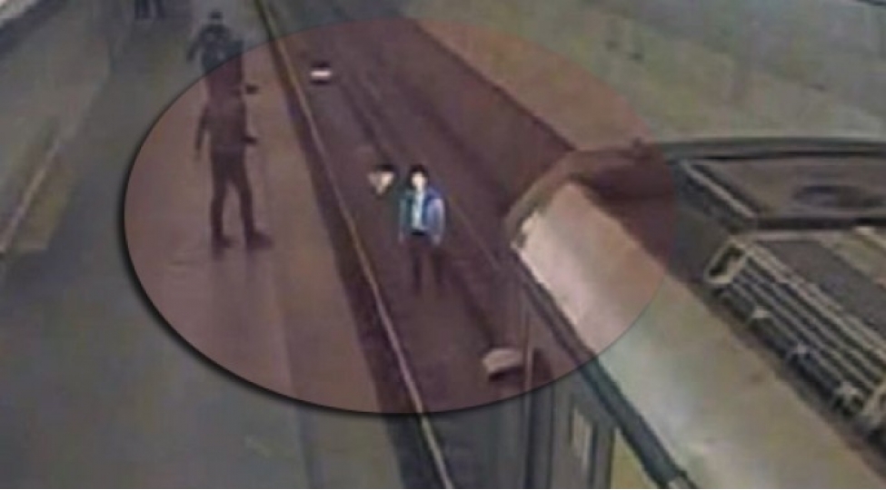 metroda-relslerin-uzerinde-poza-veren-sernishini-video