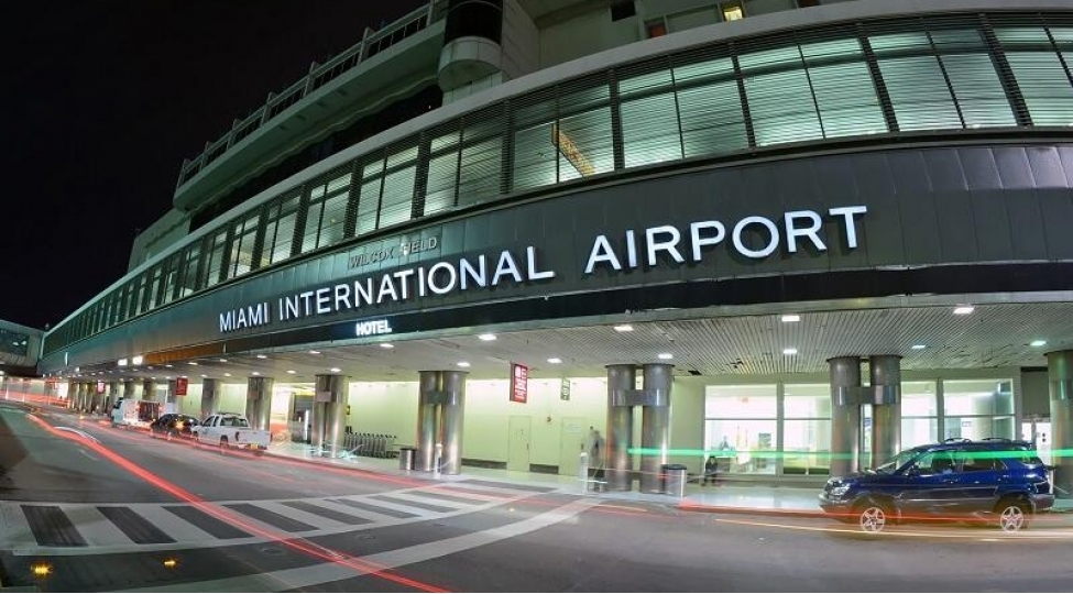 hava-limaninda-shok-hadise-genc-qadin-paltarlarini-soyunub-video