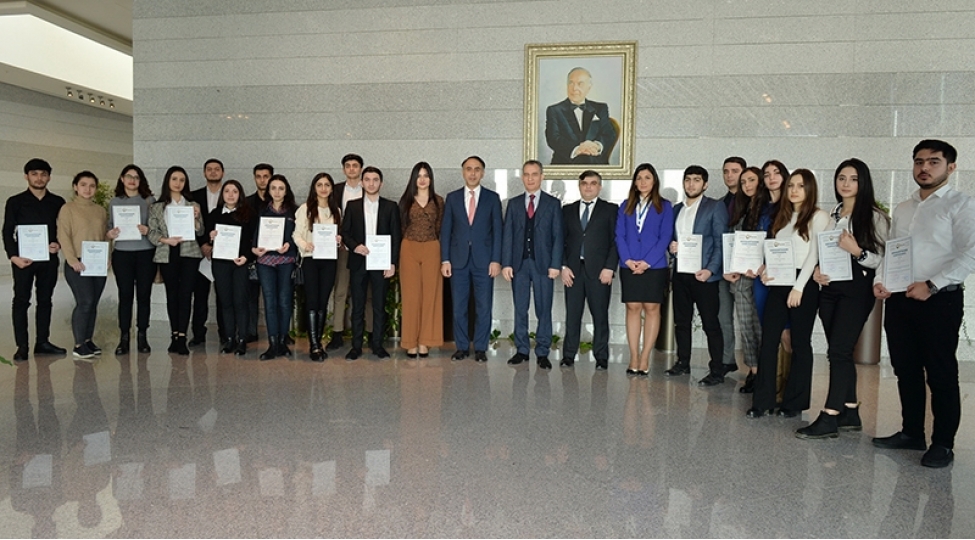 socar-da-tecrube-kechen-asan-konullulerine-sertifikatlar-teqdim-olundu-foto