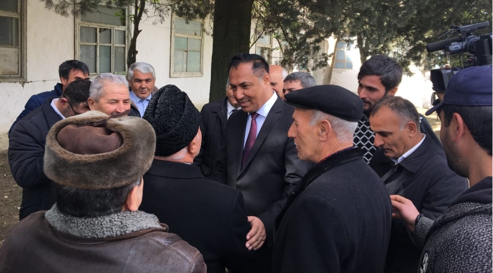 elman-nesirov-sechicilerle-gorushub-video