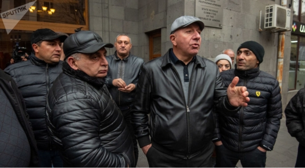 irevanda-hokumet-binasi-qarshisinda-etirazlar-video