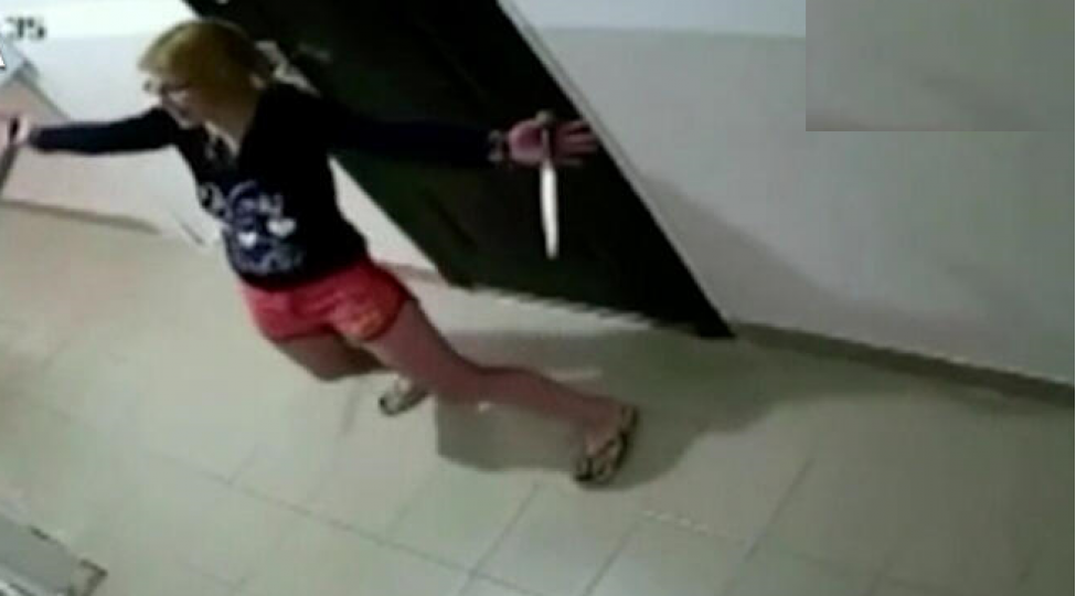 polisler-elinde-bichaq-olan-qadindan-qorxaraq-gorun-ne-etdiler-video