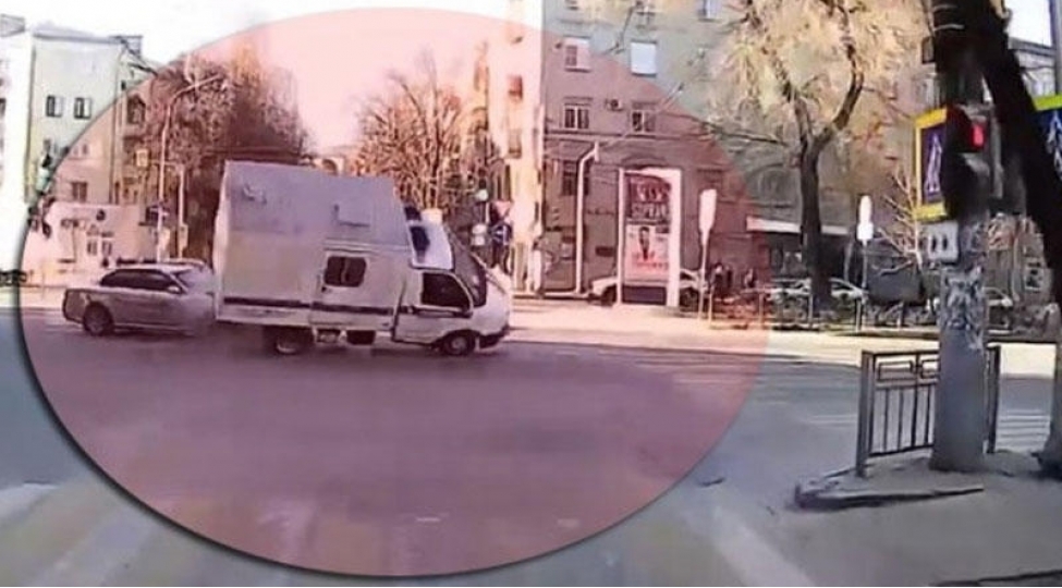 qirmizidan-kechen-polis-mashinina-taksi-chirpildi-1-mehbus-xesaret-alib-video