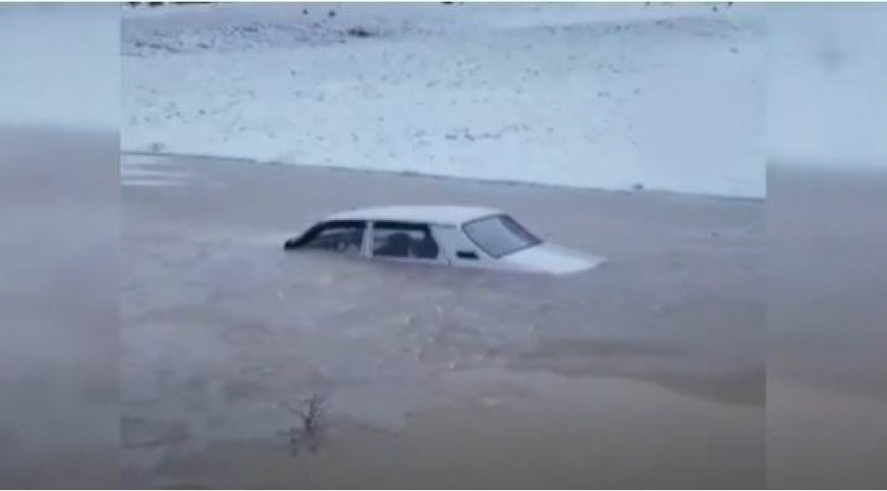 turkiyede-golmecheye-dushen-avtomobil-buz-bagladi-video