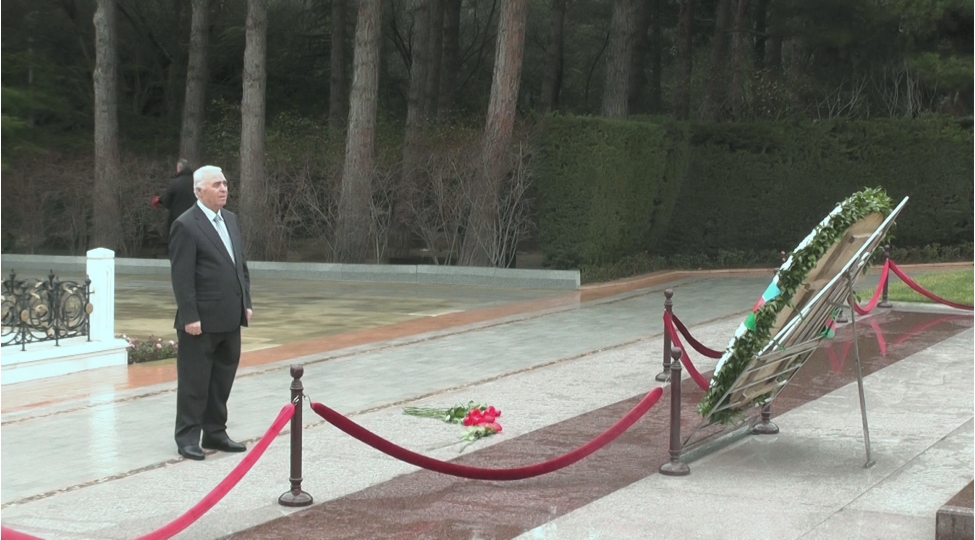 her-zaman-umummilli-lider-heyder-eliyevin-ruhu-qarshisinda-bash-eyirem
