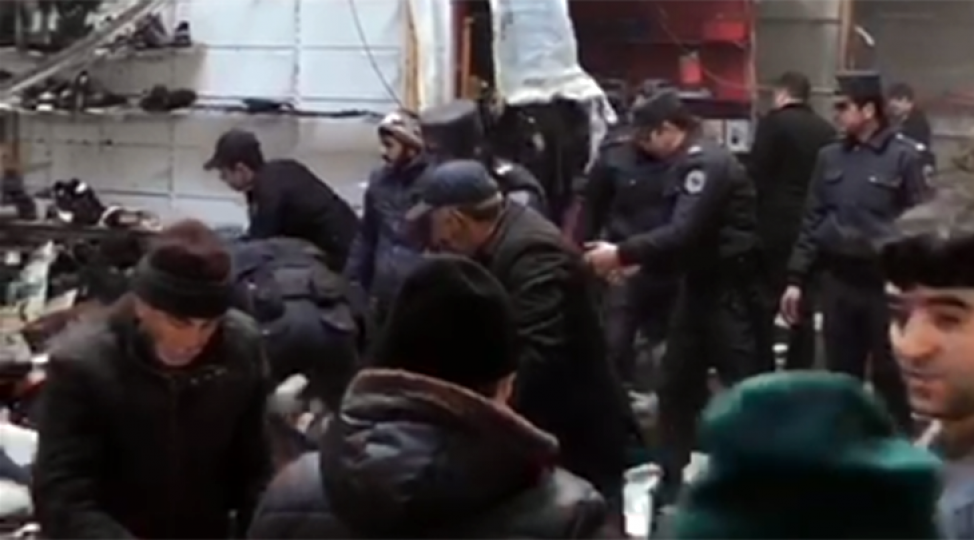 polisler-sederek-ticaret-merkezinde-bash-veren-yanginin-sondurulmesinde-ishtirak-edir-video