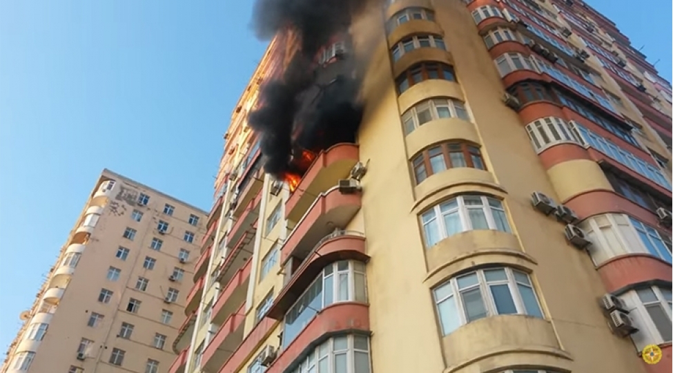 fhn-17-mertebeli-yashayish-binasinda-yangin-bash-verib-video