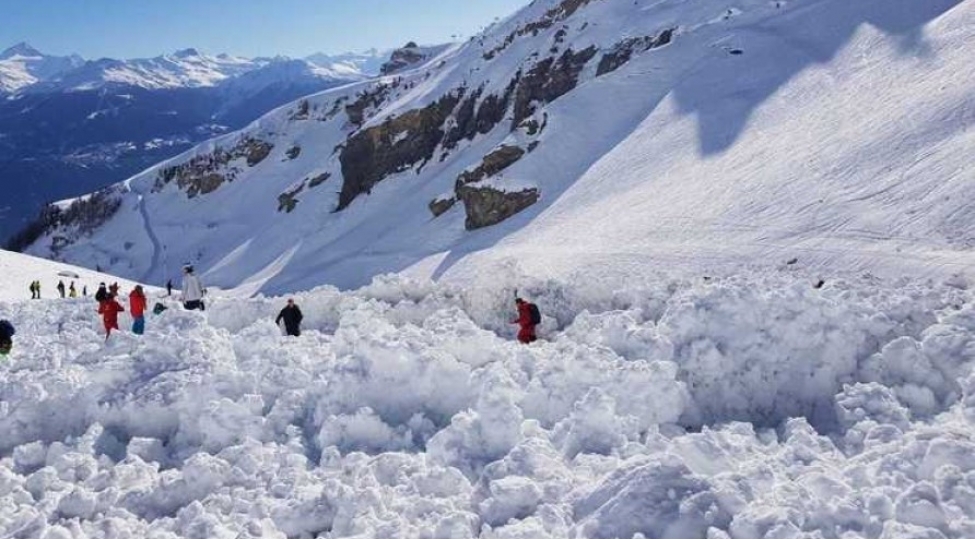 qar-uchqunu-altinda-qalan-qadinlar-bele-qurtarildi-video