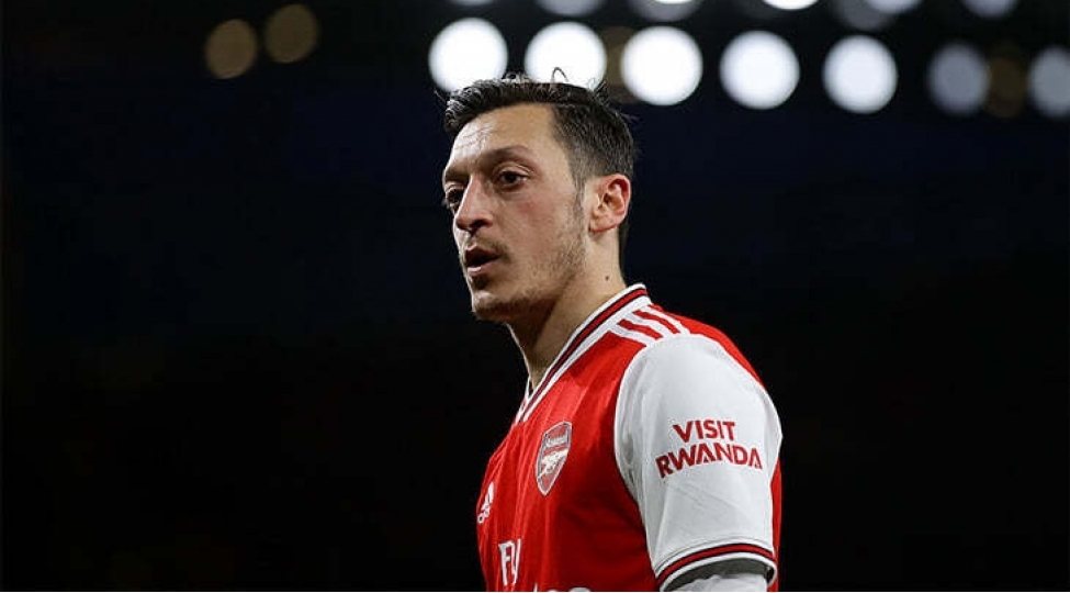 mesut-ozil-hindistanda-23-ushagi-emeliyyat-etdirdi-video