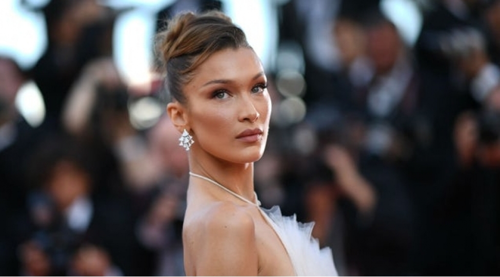 bella-hadid-novbeti-defe-yarichilpaq-sheklini-paylashdi-foto