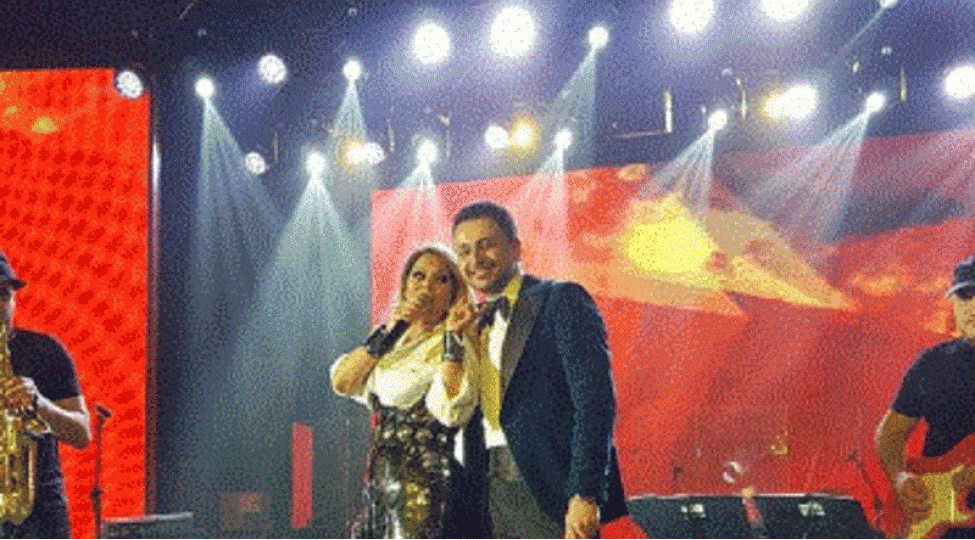 xalq-artisti-toyda-mini-eteyi-ile-shou-gosterdi-video