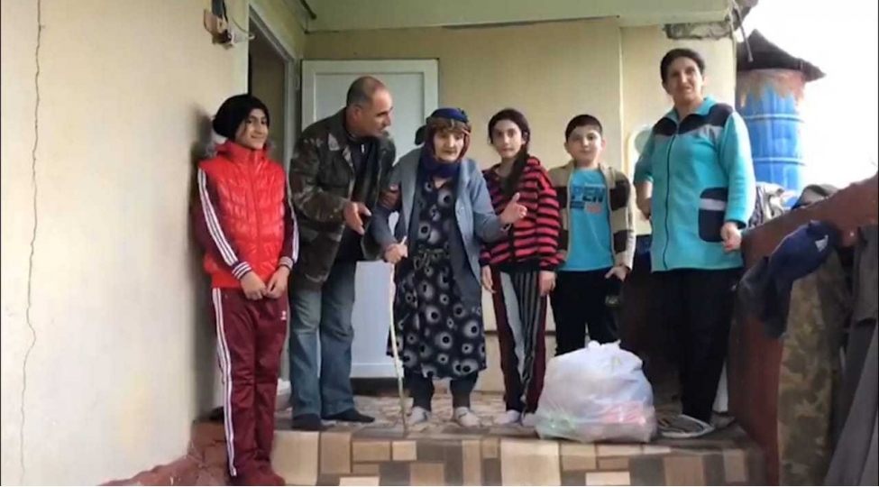 gomrukchuler-azteminatli-ailelere-erzaq-yardimi-edibler-video