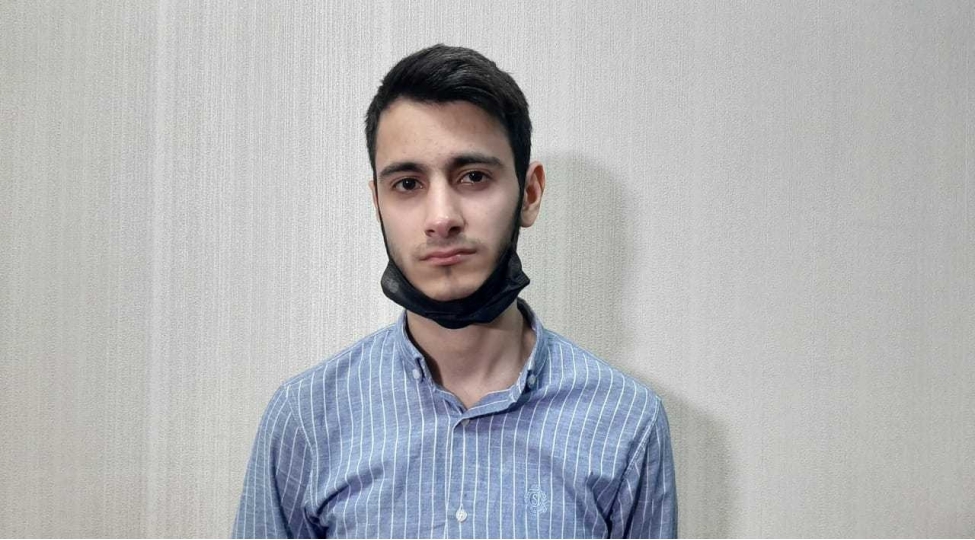 8103den-gelen-raziliq-sms-inin-tarixini-proqramla-deyishdiren-shexs-hebs-edilib-video