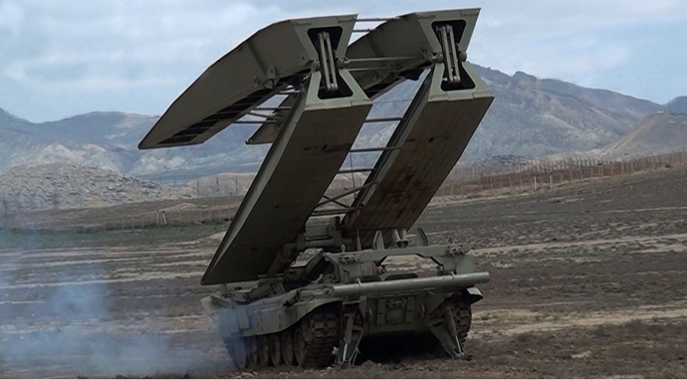 muhendis-istehkam-bolmeleri-ile-taktiki-xususi-meshqler-kechirilir-video