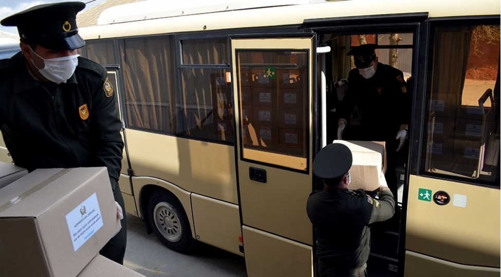 herbi-qulluqchularin-unvanli-yardimlari-davam-edir-video