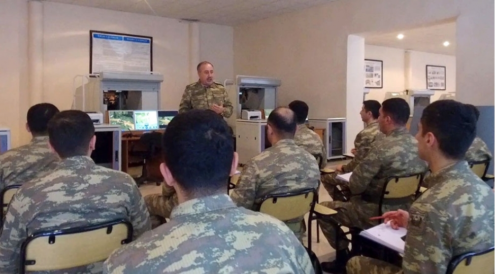 kursantlar-zirehli-texnikanin-meshq-qurgularinda-chalishmalar-yerine-yetirir-video