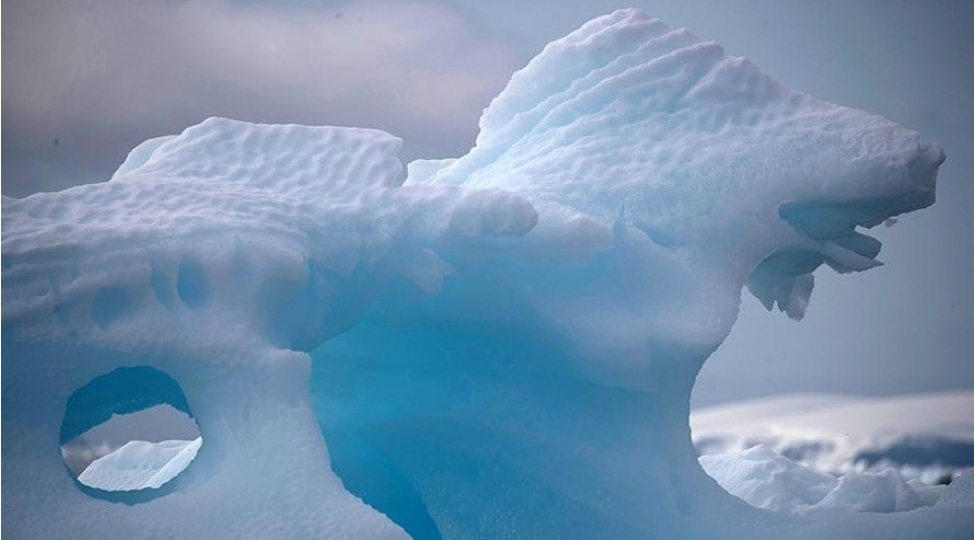 dunyanin-en-boyuk-aysberqi-dagilmaga-bashladi-video-foto