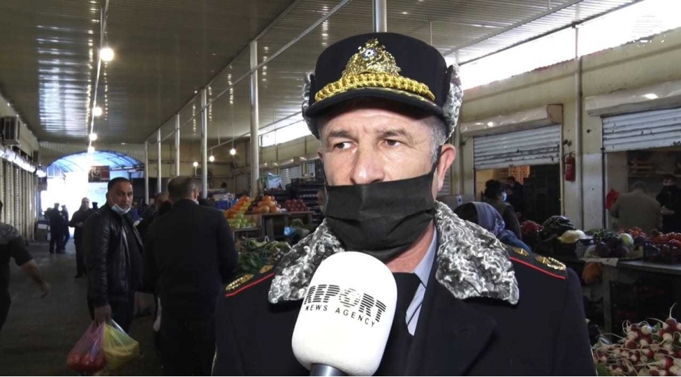 polis-8-ci-km-bazarinda-karantin-qaydalarini-pozanlari-cerimeleyib-video
