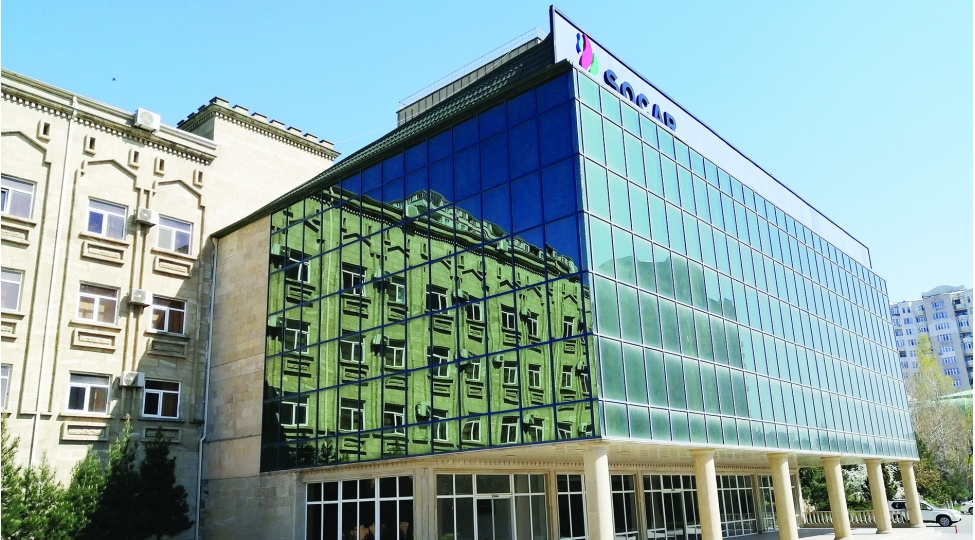socar-in-neftqazelmitedqiqatlayihe-institutunun-kollektivi-neftchi-alimi-tebrik-edir
