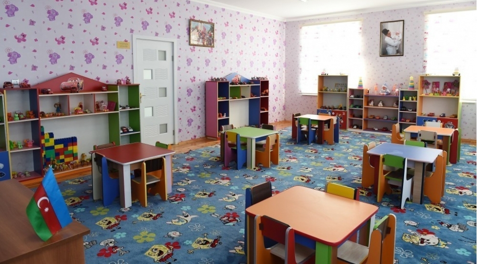 sosial-shebekelerde-uygunsuz-goruntuleri-yayilan-muellim-ishden-chixarildi