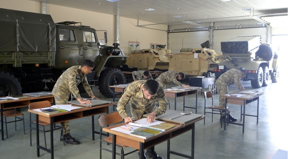 ali-herbi-mektebde-dovlet-imtahanlari-kechirilir-fotovideo