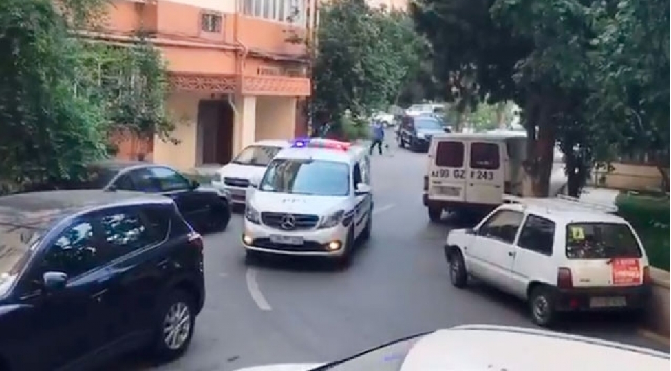 diqqet-baki-polisi-kuchelerde-chagirish-edir-video
