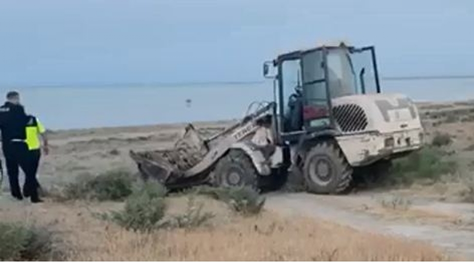 sumqayitda-torpaq-yolla-sheherden-chixmaq-isteyenlerin-qarshisi-alinib-video