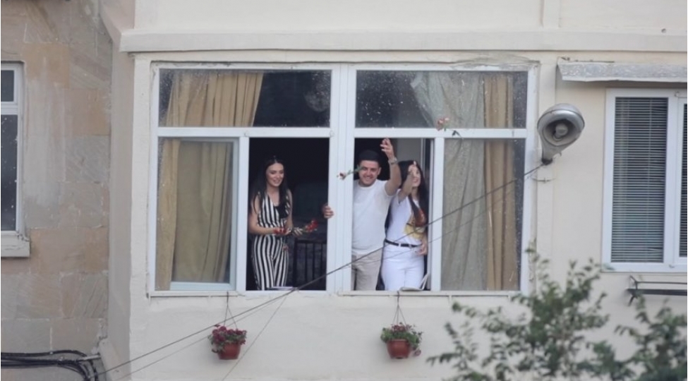 bu-defe-yasamalda-polise-gul-atdilar-video