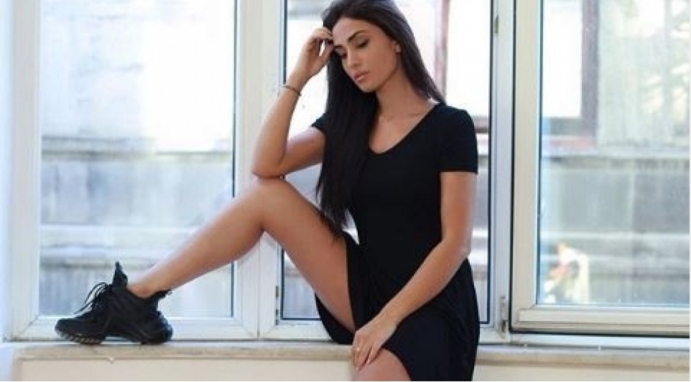 chixar-eyninden-ermeni-bayragini-deyene-pervinden-cavab-video